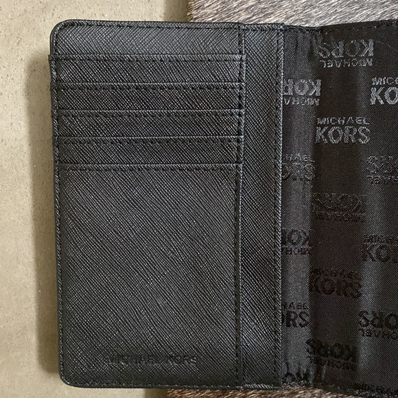 Never Used Michael Kors Blk/ Gray Snap Front Wallet - Picture 4 of 6